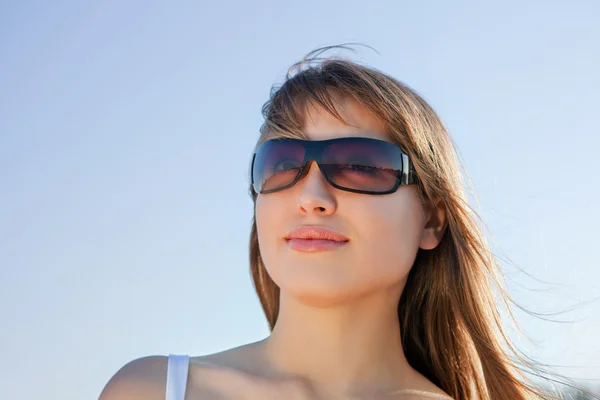 Jonge Blond vrouw met zonnebril Stockafbeelding