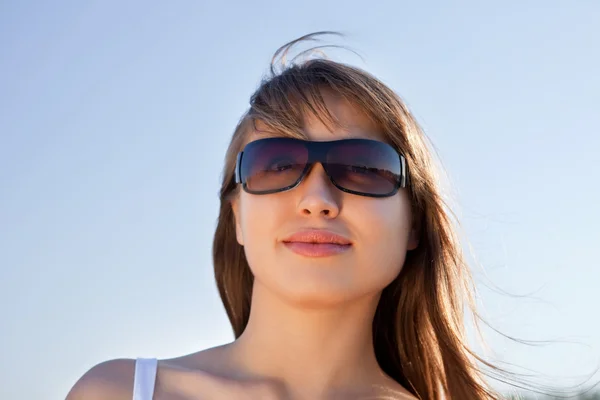 Νεαρή ξανθιά γυναίκα με γυαλιά ηλίου — Φωτογραφία Αρχείου