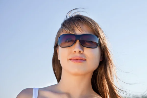 Güneş Gözlüklü Genç Sarışın Kadın — Stok fotoğraf