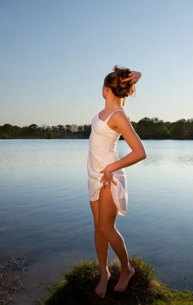 水の背景にかわいい若い女性 — ストック写真