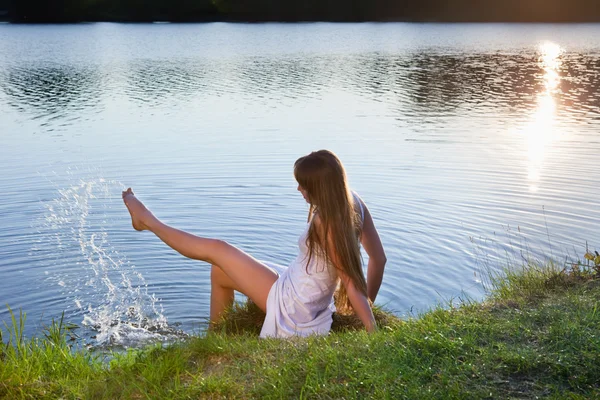 Roztomilá mladá žena na pozadí vody — Stock fotografie