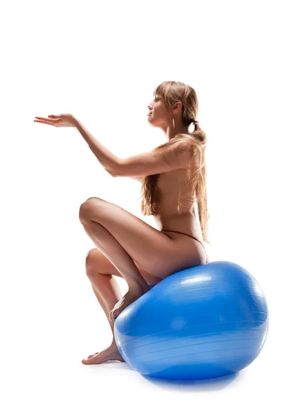 Szép meztelen nő ül a labda — Stock Fotó