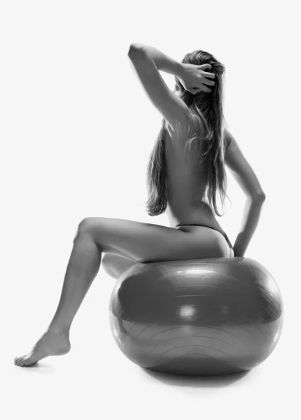 Krásná nahá žena sedící na míč — Stock fotografie