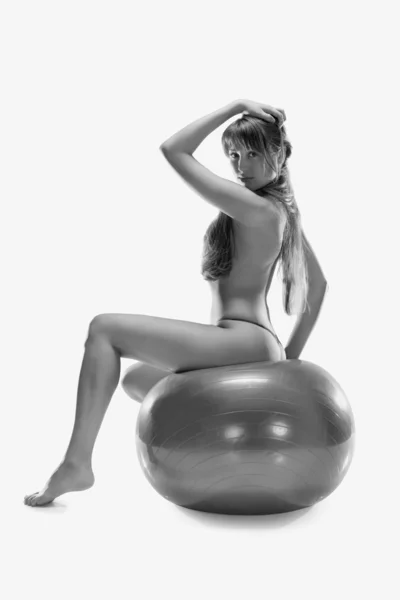 Schöne nackte Frau sitzt auf Ball — Stockfoto