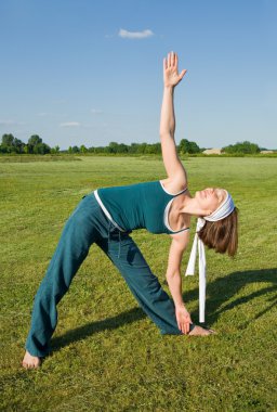 yoga egzersizleri yapıyor kadın