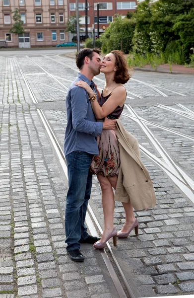 Šťastný pár, pěší ulici — Stock fotografie