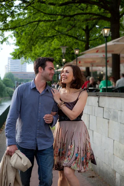 Lyckliga par går på en gata — Stockfoto