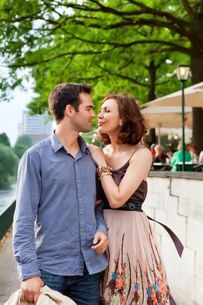 Lyckliga par går på en gata — Stockfoto