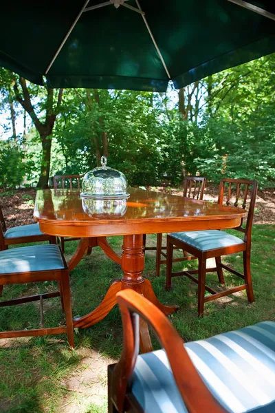 Dom patio ze stołem i krzesłami — Zdjęcie stockowe