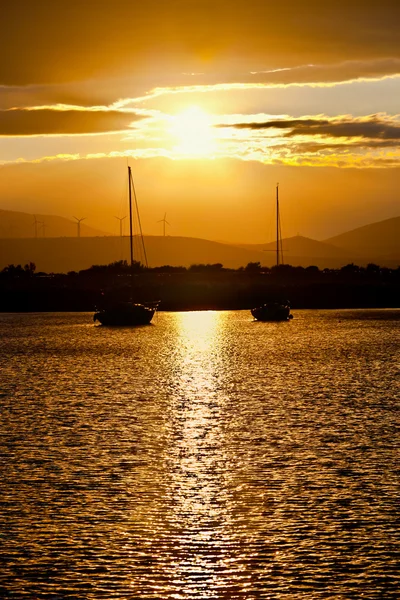 Mar Mediterrâneo de verão costa ao pôr do sol . — Fotografia de Stock