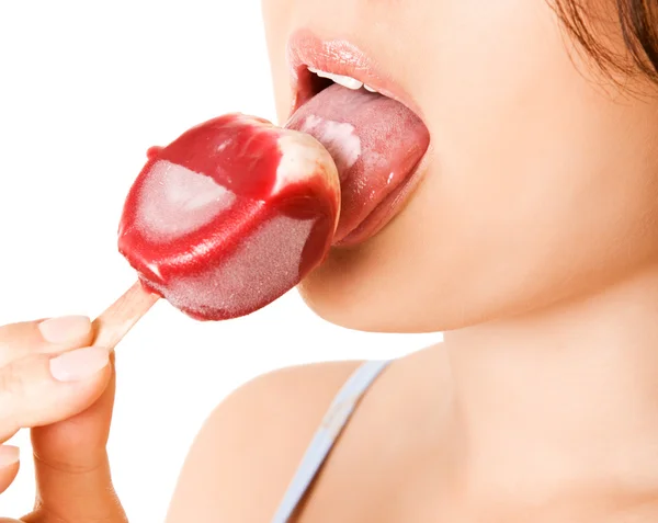 アイス クリームを食べる若い女性 — ストック写真