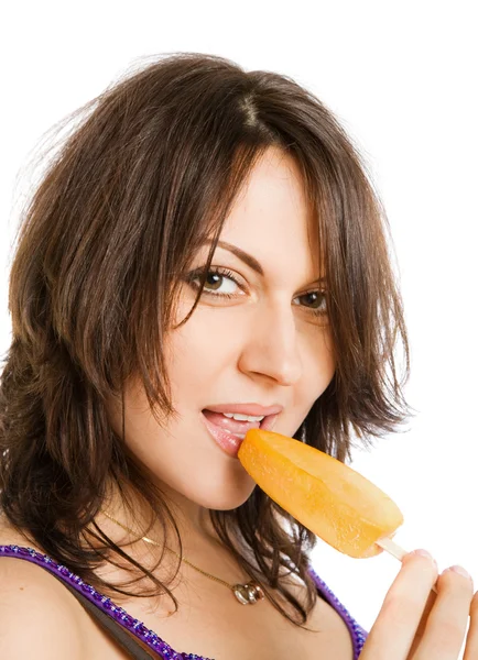 Νεαρή γυναίκα τρώει παγωτό — Φωτογραφία Αρχείου