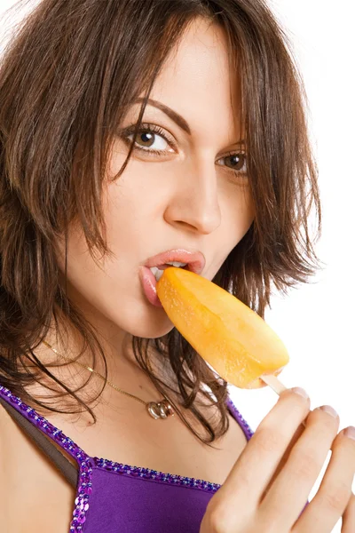 Giovane donna che mangia gelato — Foto Stock