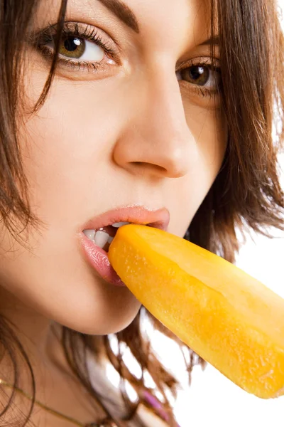 Młoda kobieta jedzenie lodów — Zdjęcie stockowe