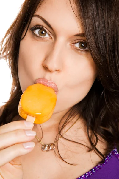 Ung kvinna äta glass — Stockfoto