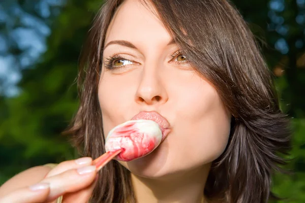 Jovem mulher comendo sorvete — Fotografia de Stock