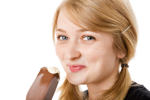 年轻的金发女人吃冰激淋 — 图库照片