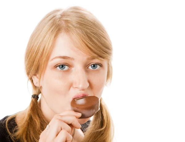 Ung blond kvinna äta glass — Stockfoto
