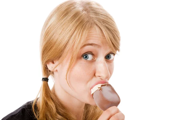アイス クリームを食べる若いブロンドの女性 — ストック写真