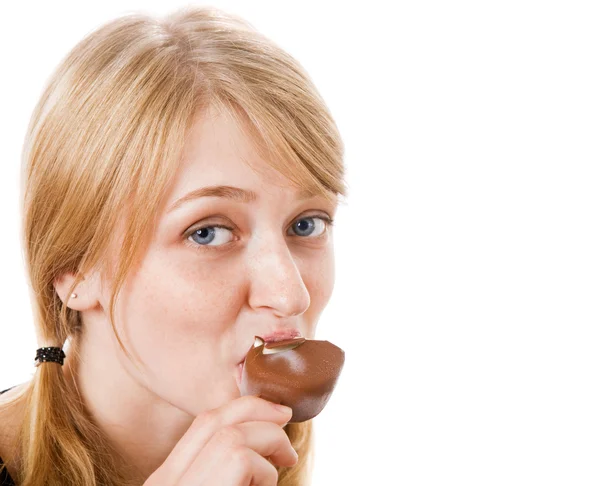 Giovane donna bionda che mangia gelato — Foto Stock
