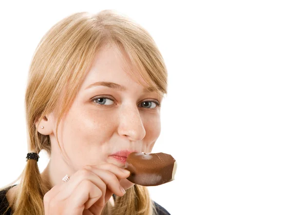Ung blond kvinne som spiser iskrem – stockfoto