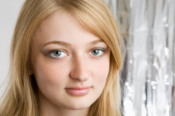Portret van mooi blond meisje — Stockfoto