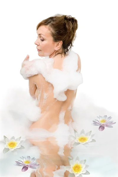 Nő élvezi a fürdőkádban. — Stock Fotó