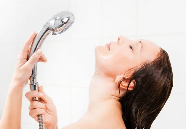 Mujer disfruta en la bañera. — Foto de Stock