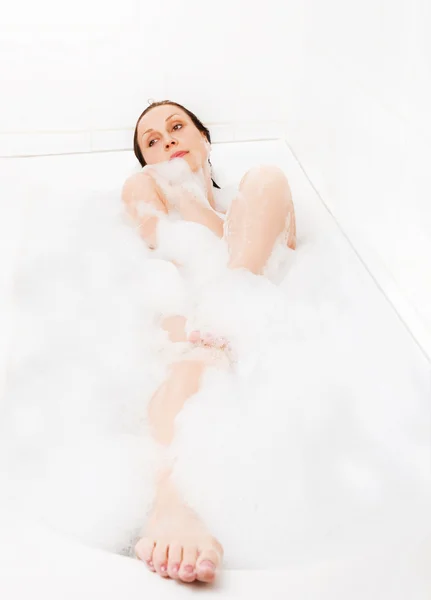 Женщина наслаждается в ванной. — стоковое фото