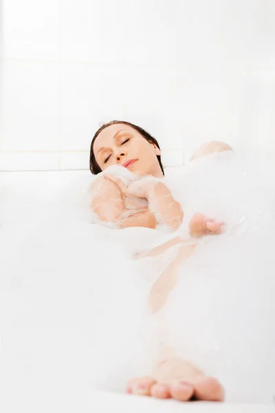 목욕을 즐기는 여자. — 스톡 사진