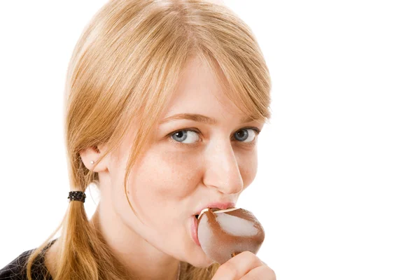アイス クリームを食べるブロンドの女性 — ストック写真