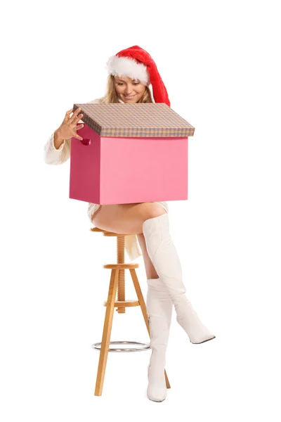 Menina atraente em chapéu de Santa com caixa extravagante — Fotografia de Stock