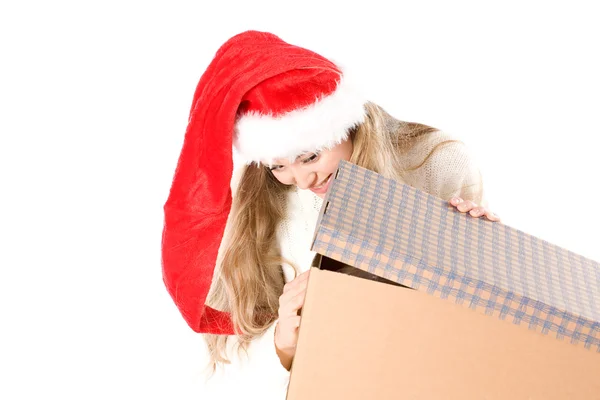 Noel Baba şapkası ile süslü kutu içinde çekici kız — Stok fotoğraf