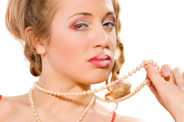 Femme avec un collier de perles — Photo