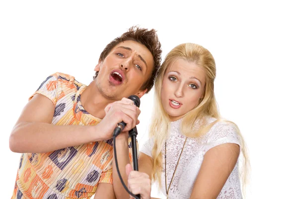 Attraktives junges Paar singt — Stockfoto