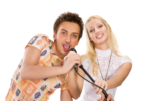 Attraktiva unga par sjunga — Stockfoto
