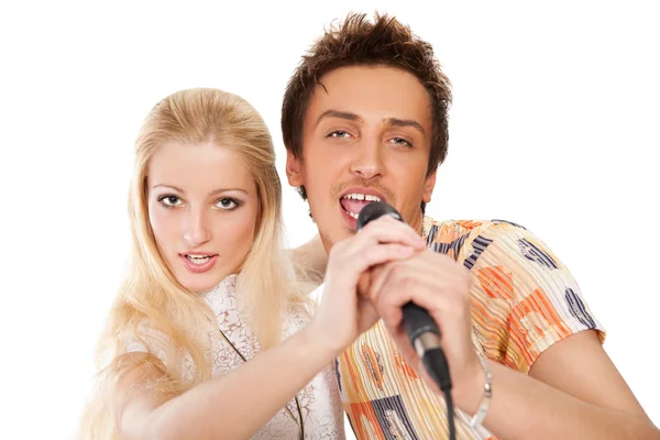 Atractiva pareja joven cantando — Foto de Stock