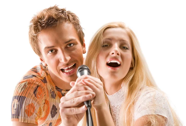 Atraente jovem casal cantando — Fotografia de Stock