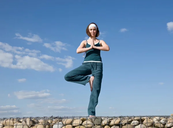 Mulher fazendo exercícios de Yoga — Fotografia de Stock