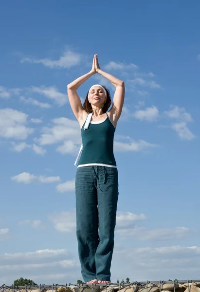 Žena dělat cvičení jógy — Stock fotografie