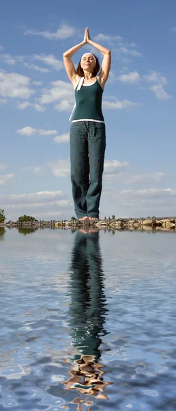 Egy nő, jóga, a víz felett — Stock Fotó