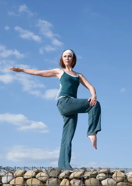 Kobieta co ćwiczenia jogi — Zdjęcie stockowe
