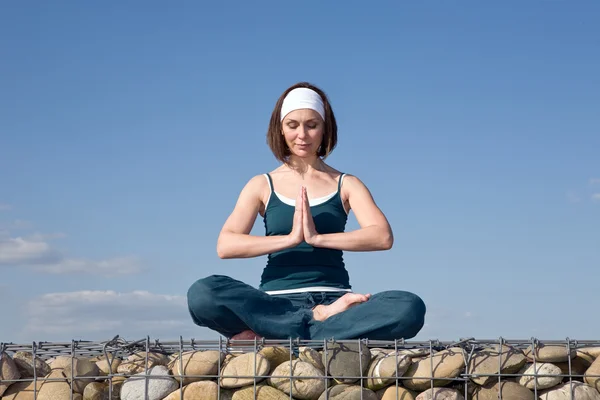 Mulher fazendo exercícios de Yoga — Fotografia de Stock