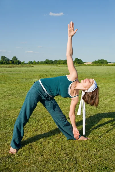 Yoga egzersizleri yapıyor kadın — Stok fotoğraf
