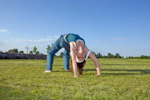 Femme faisant des exercices de yoga — Photo