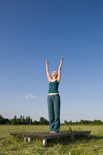 Kvinna att göra yogaövningar — Stockfoto