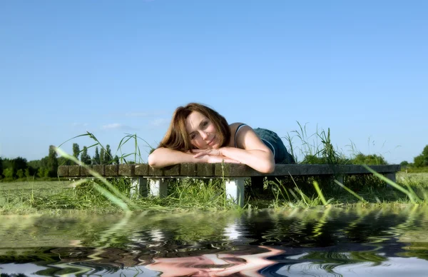Bella donna riposa sull'erba verde — Foto Stock
