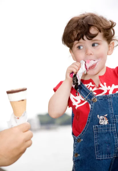 アイス クリームを食べる少女 — ストック写真