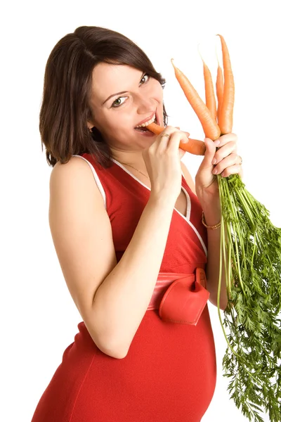 Mulher grávida com cenouras frescas — Fotografia de Stock