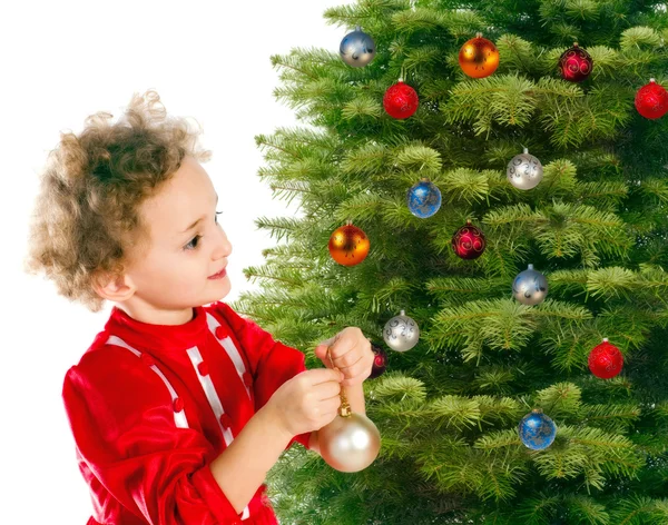 Fille habille un arbre de Noël — Photo